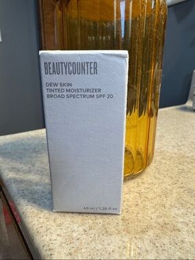 beautycounter White Dew Skin Tinted Moisturizer SPF 20